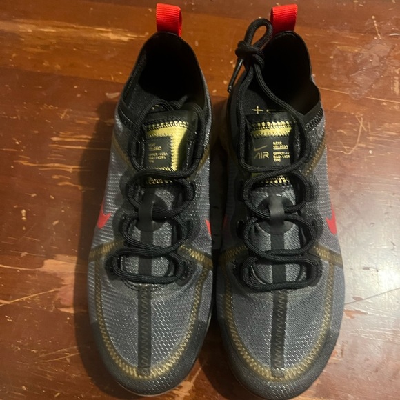 Nike Gray and Red VaporMax Sneakers fits kids size 4.5 new - Picture 5 of 7